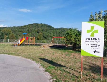 Igrala pri zdravstvenem domu v Podgradu